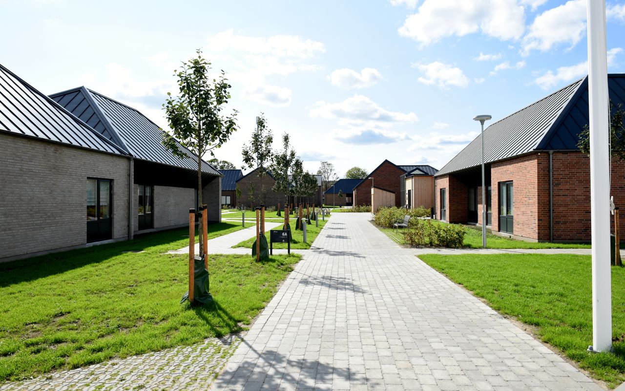 Gangsti mellem husene hos Huset Nyvang